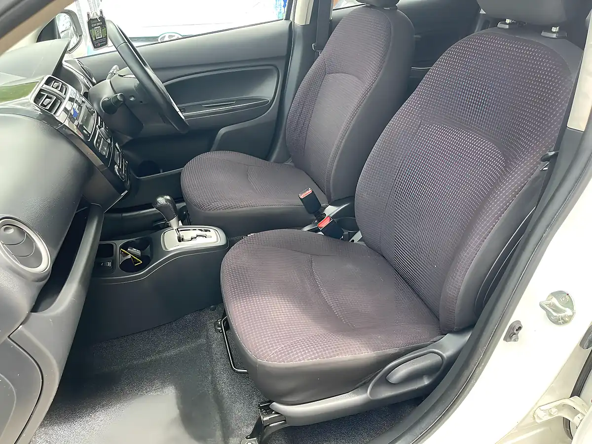 Used 2013 Mitsubishi Mirage 3 White - Interior and Exterior details 11