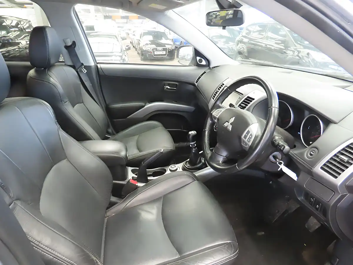 Used 2013 Mitsubishi Outlander GX4 Silver - Interior and Exterior details 10