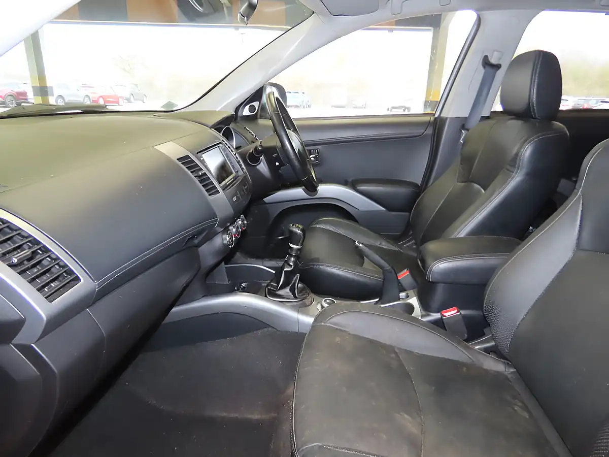 Used 2013 Mitsubishi Outlander GX4 Silver - Interior and Exterior details 11