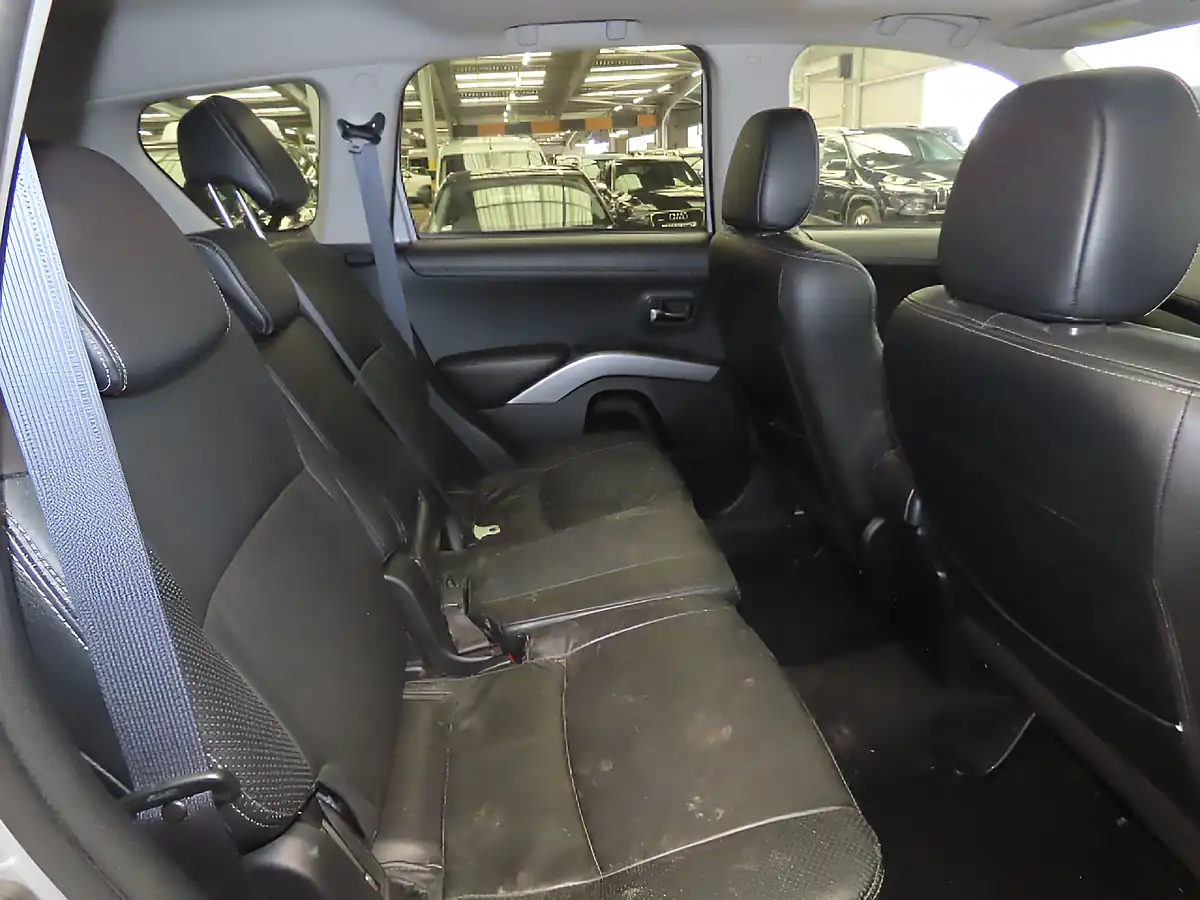 Used 2013 Mitsubishi Outlander GX4 Silver - Interior and Exterior details 6