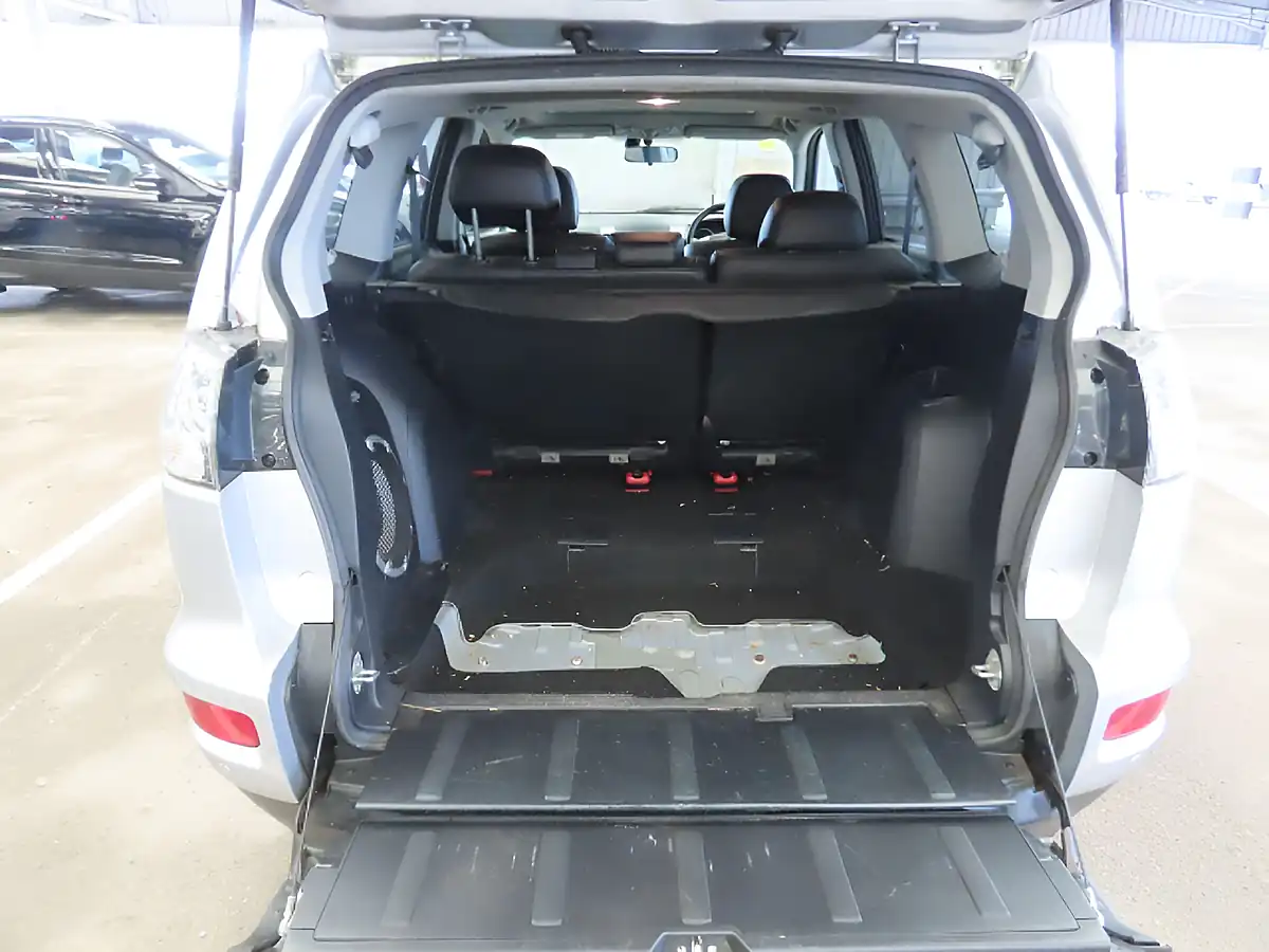 Used 2013 Mitsubishi Outlander GX4 Silver - Interior and Exterior details 7