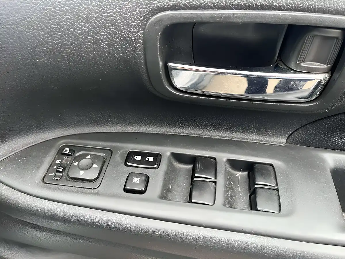 Used 2013 Mitsubishi Outlander GX4 Silver - Interior and Exterior details 20