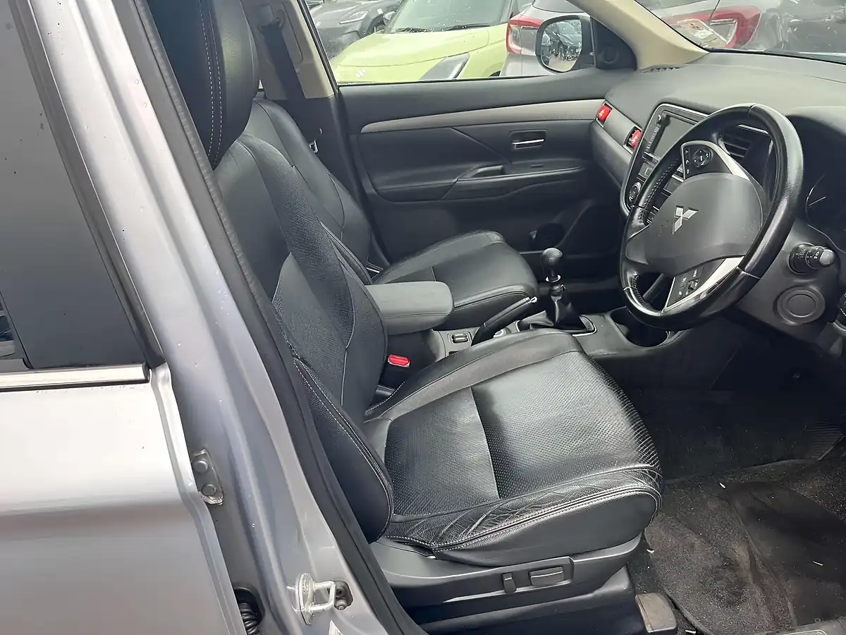 Used 2013 Mitsubishi Outlander GX4 Silver - Interior and Exterior details 8