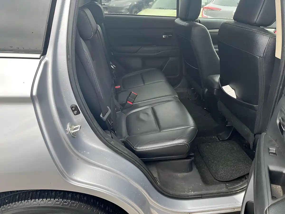 Used 2013 Mitsubishi Outlander GX4 Silver - Interior and Exterior details 9