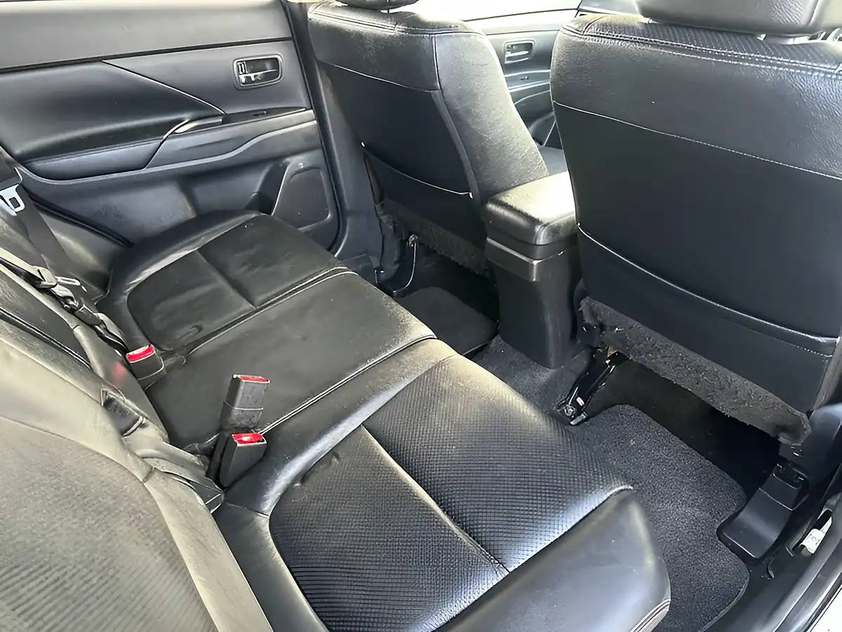Used 2013 Mitsubishi Outlander GX4 Silver - Interior and Exterior details 18