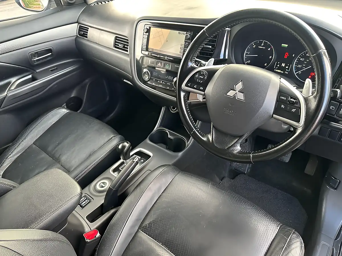 Used 2013 Mitsubishi Outlander GX4 Silver - Interior and Exterior details 2