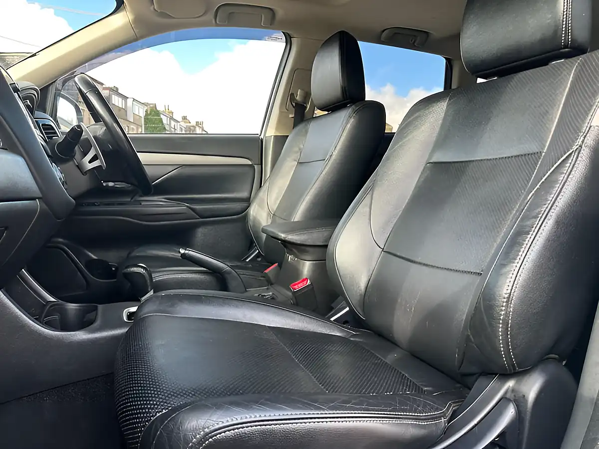 Used 2013 Mitsubishi Outlander GX4 Silver - Interior and Exterior details 20