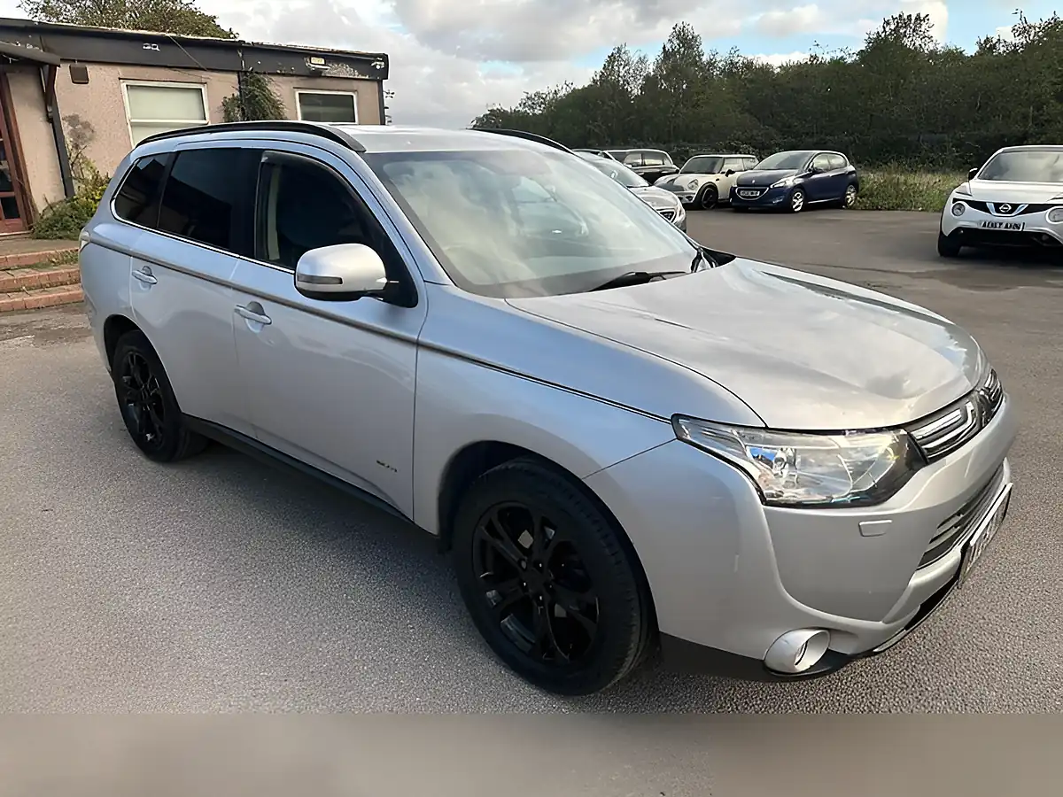 Used 2013 Mitsubishi Outlander GX4 Silver - Interior and Exterior details 9