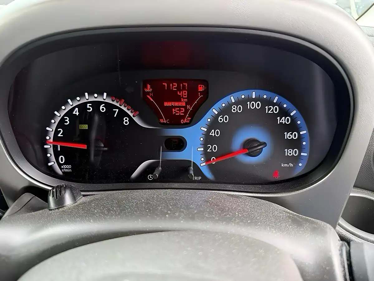 Used 2013 Nissan Cube 15X Silver - Interior and Exterior details 10