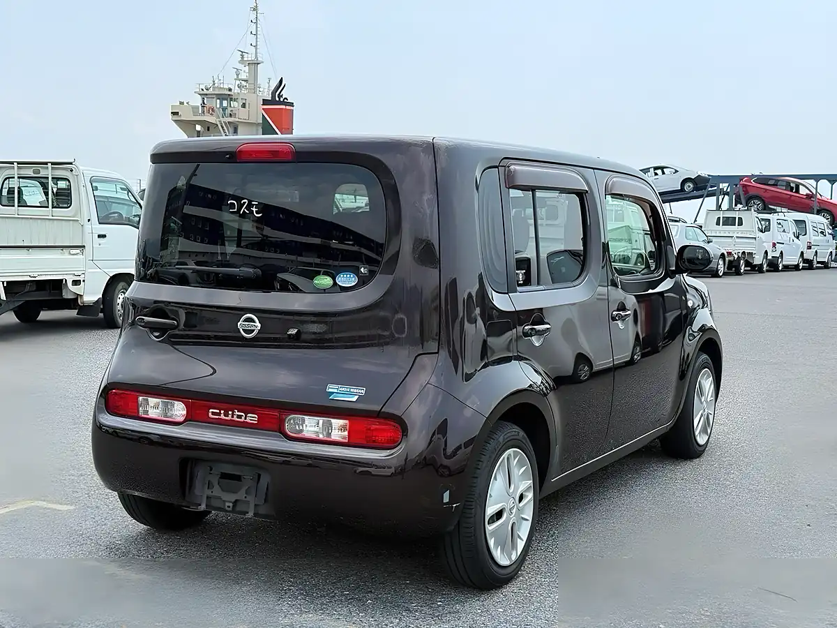 Used 2013 Nissan Cube 15X V Selection Bitter Chocolate Pearl - Interior and Exterior details 4