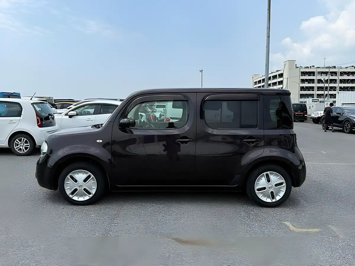 Used 2013 Nissan Cube 15X V Selection Bitter Chocolate Pearl - Interior and Exterior details 6