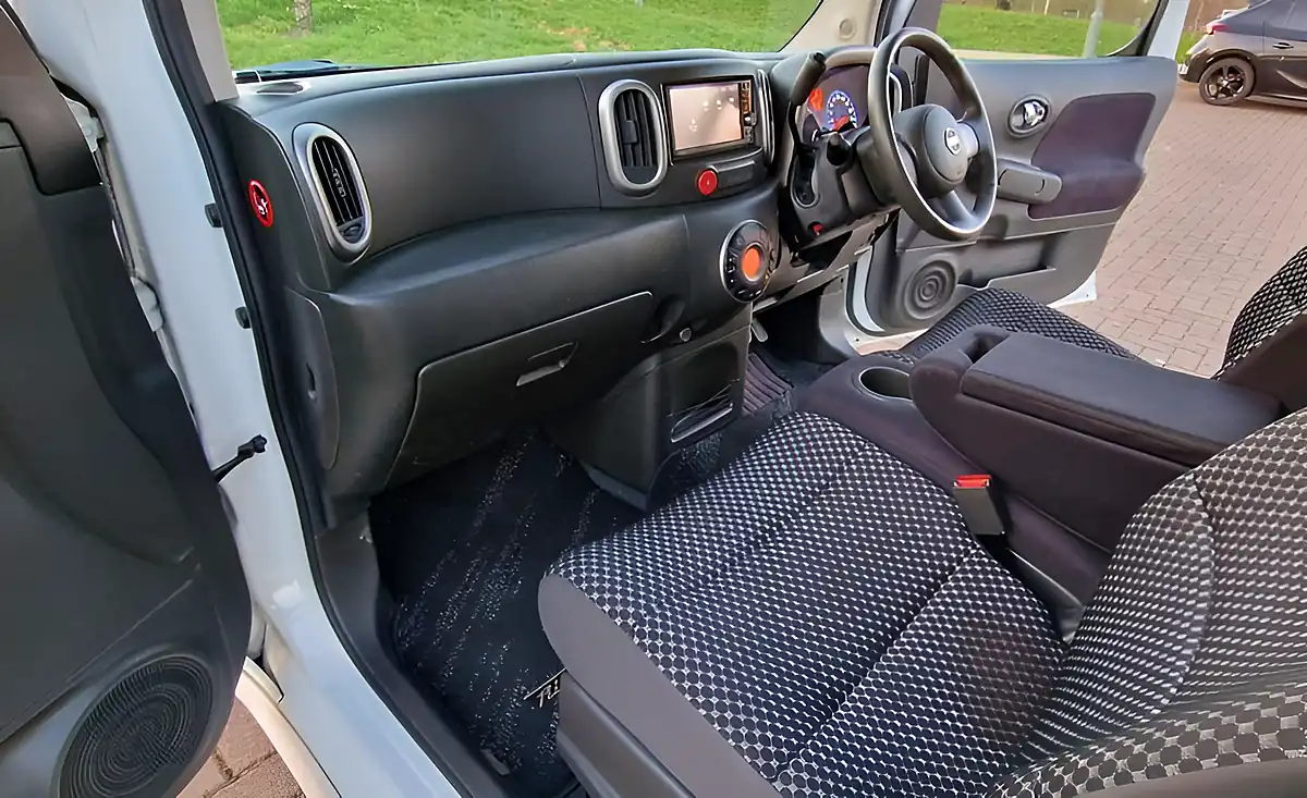 Used 2013 Nissan Cube White - Interior and Exterior details 12