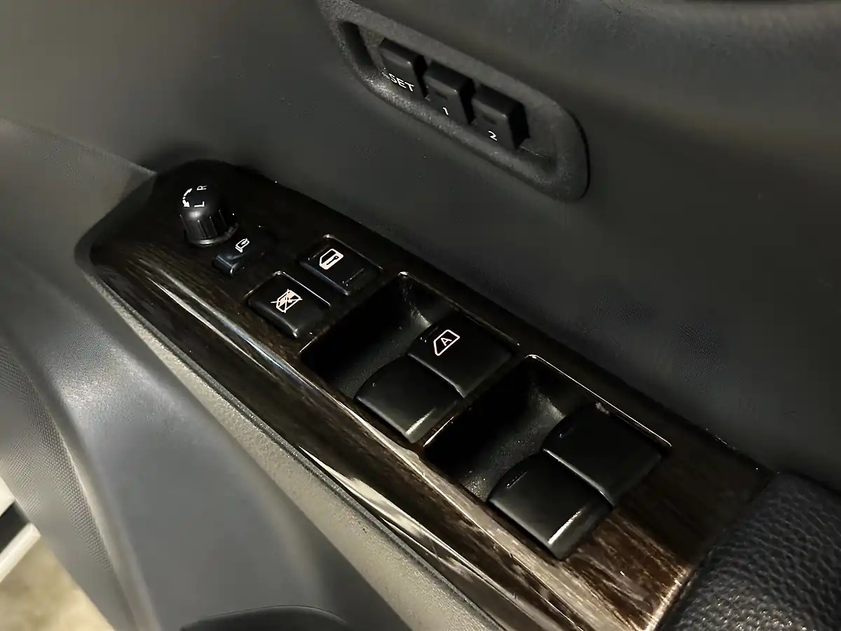 Used 2013 Nissan Elgrand Highway Star White - Interior and Exterior details 11
