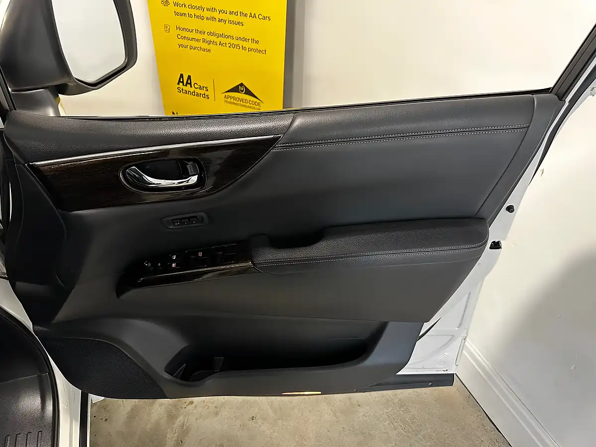 Used 2013 Nissan Elgrand Highway Star White - Interior and Exterior details 12