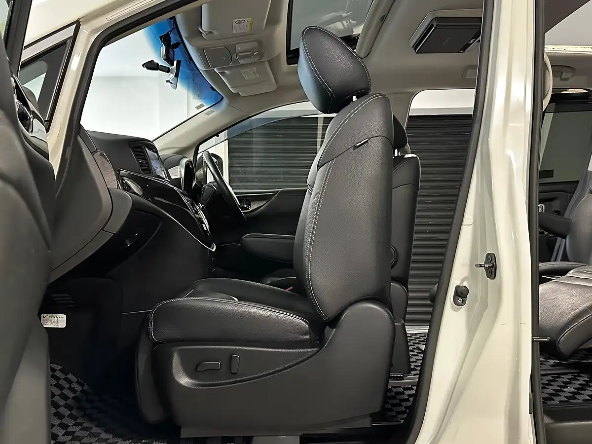 Used 2013 Nissan Elgrand Highway Star White - Interior and Exterior details 14