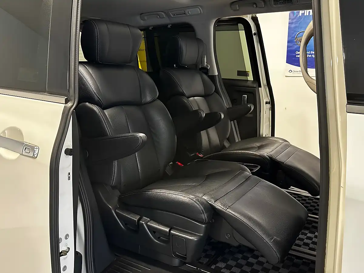 Used 2013 Nissan Elgrand Highway Star White - Interior and Exterior details 16