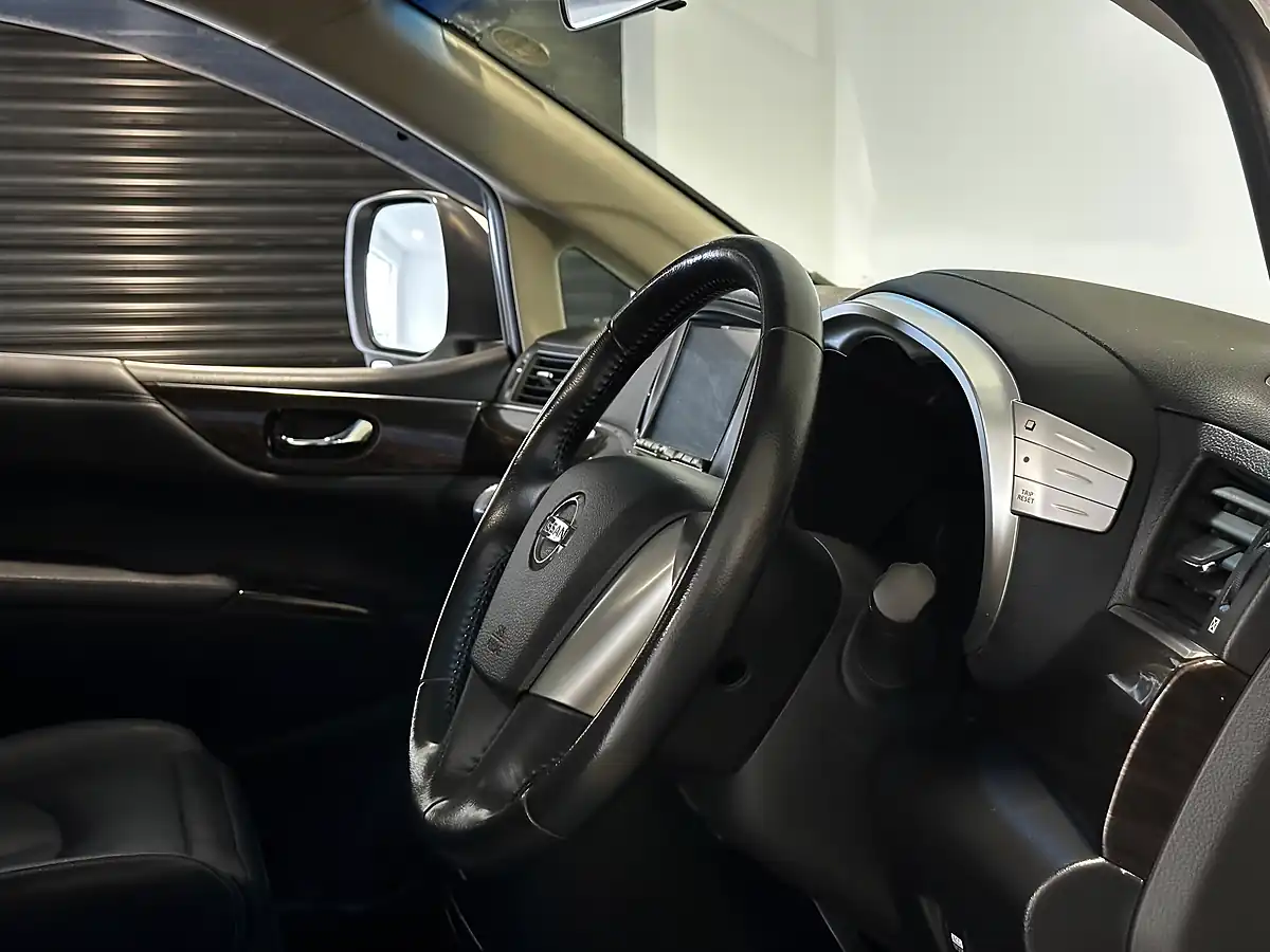 Used 2013 Nissan Elgrand Highway Star White - Interior and Exterior details 2