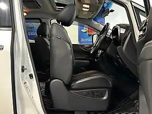 Used 2013 Nissan Elgrand Highway Star White - Interior and Exterior details 3