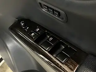 Used 2013 Nissan Elgrand Highway Star White - Interior and Exterior details 11