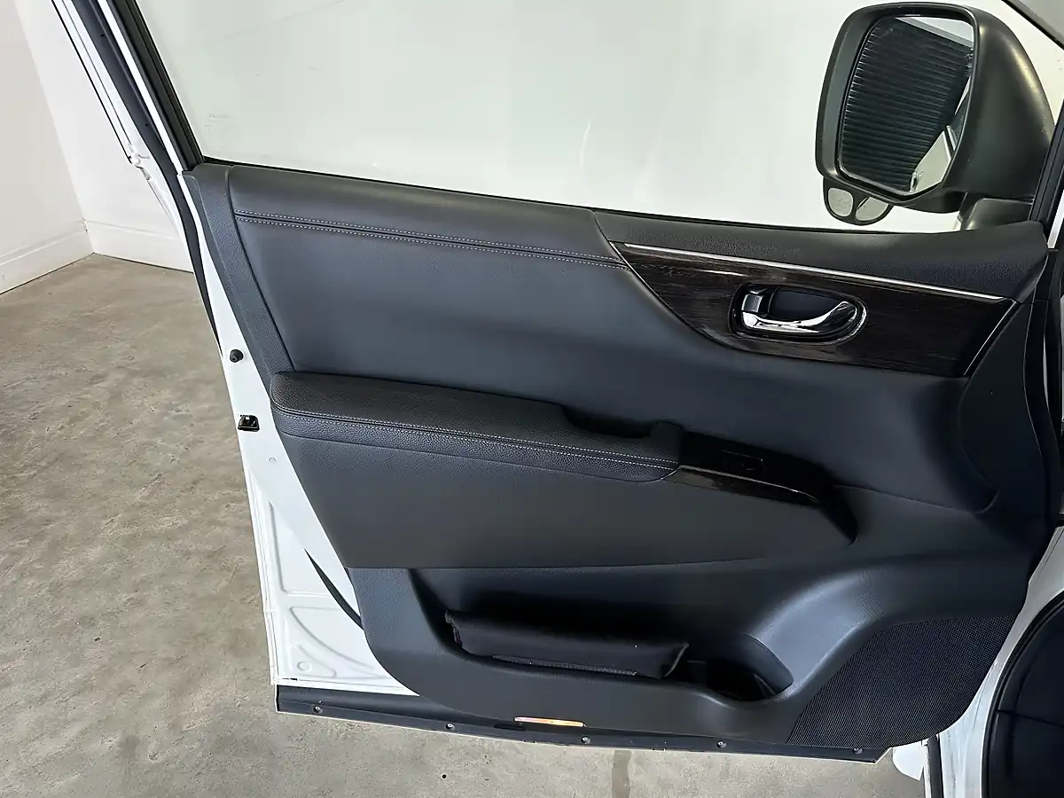Used 2013 Nissan Elgrand Highway Star White - Interior and Exterior details 13