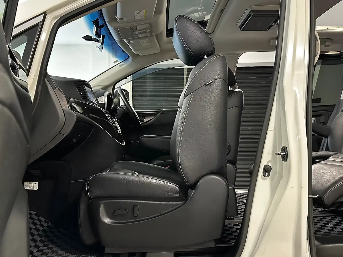 Used 2013 Nissan Elgrand Highway Star White - Interior and Exterior details 14