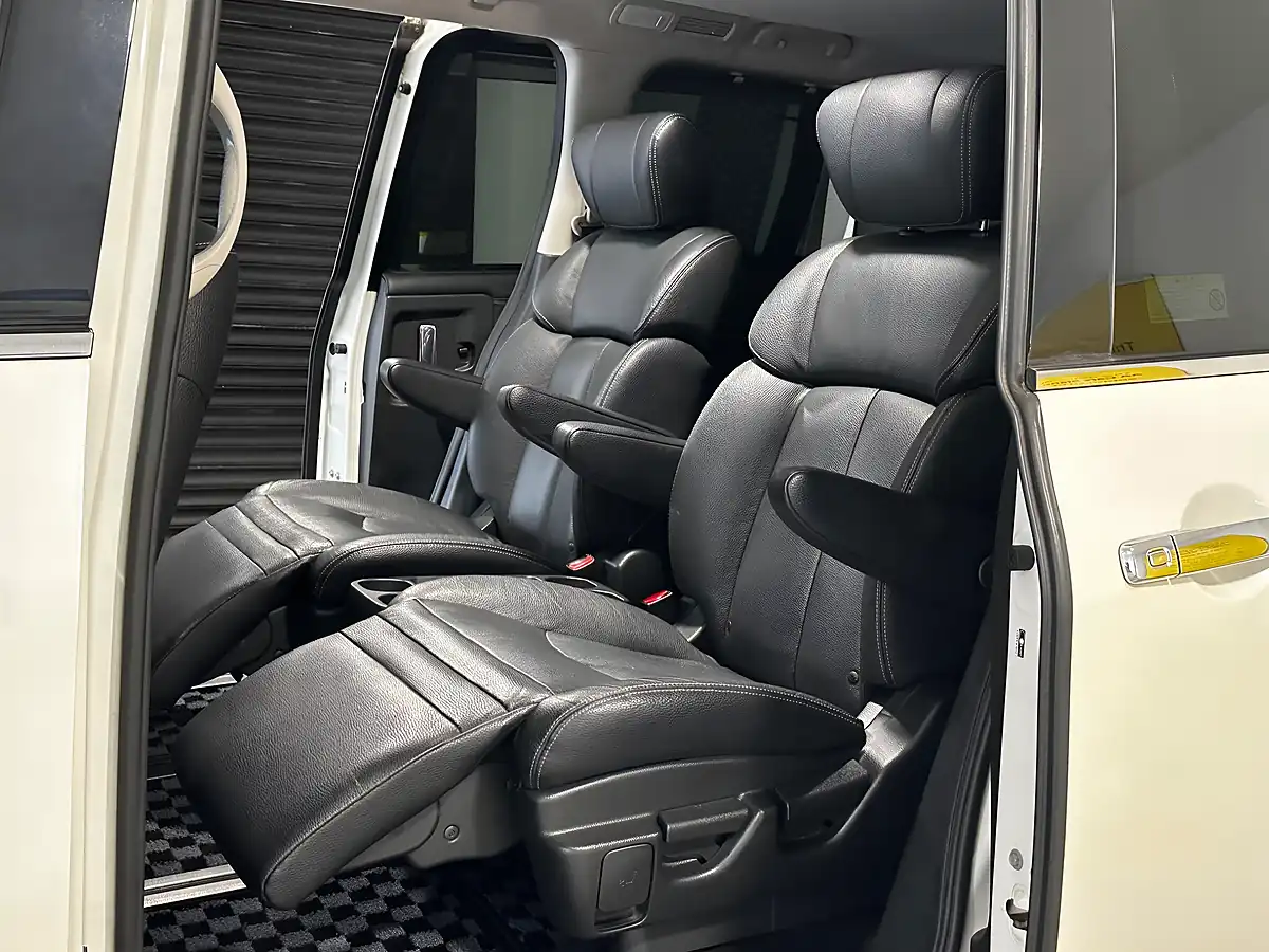 Used 2013 Nissan Elgrand Highway Star White - Interior and Exterior details 17