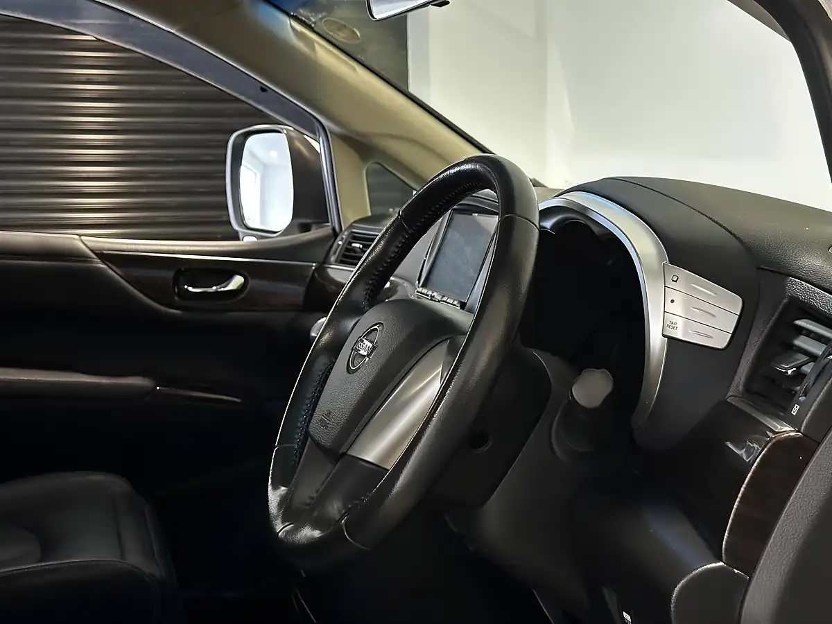Used 2013 Nissan Elgrand Highway Star White - Interior and Exterior details 2