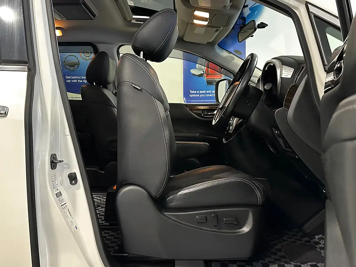 Used 2013 Nissan Elgrand Highway Star White - Interior and Exterior details 3