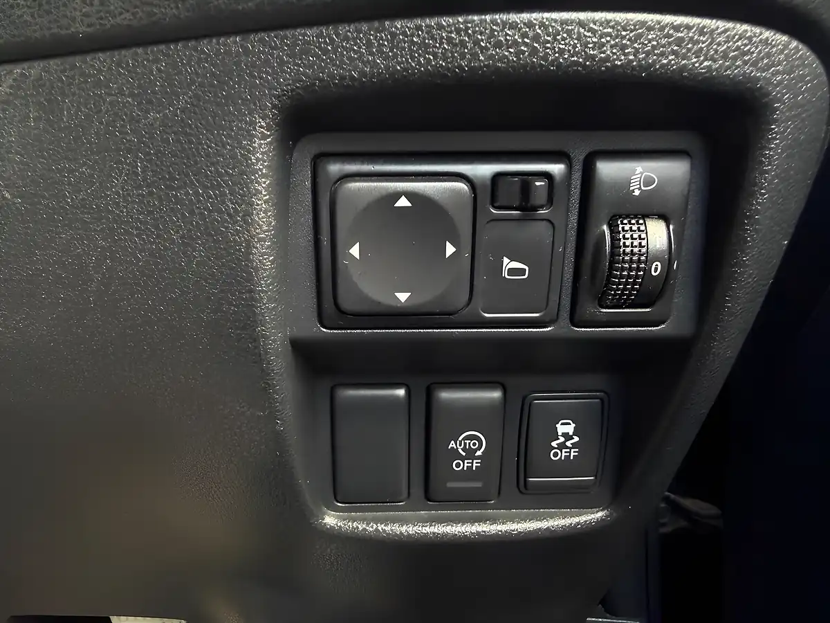 Used 2013 Nissan Juke N-Tec Black - Interior and Exterior details 17