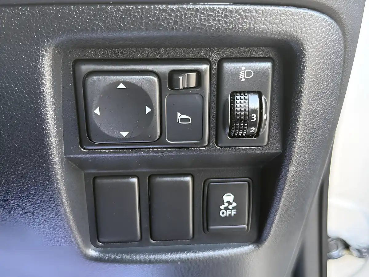 Used 2013 Nissan Juke N-Tec Silver - Interior and Exterior details 18