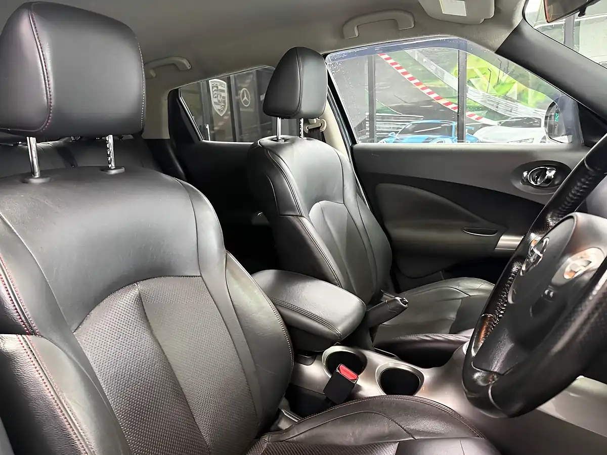 Used 2013 Nissan Juke Tekna Blue - Interior and Exterior details 8