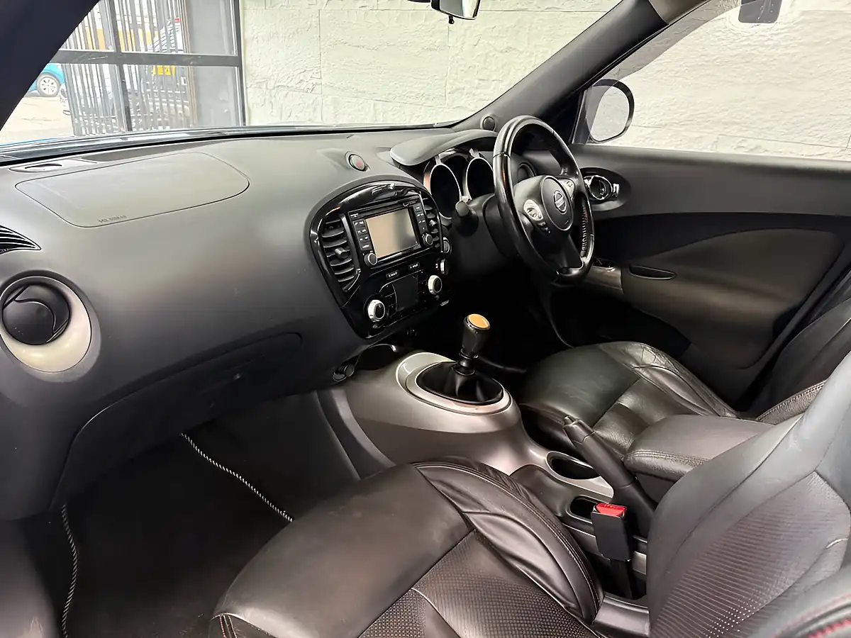 Used 2013 Nissan Juke Tekna Blue - Interior and Exterior details 3