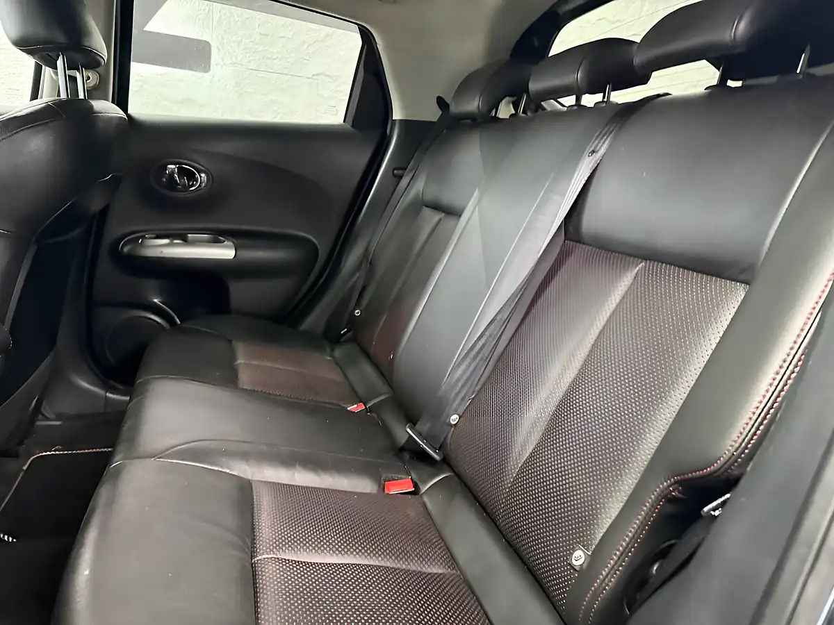 Used 2013 Nissan Juke Tekna Blue - Interior and Exterior details 9