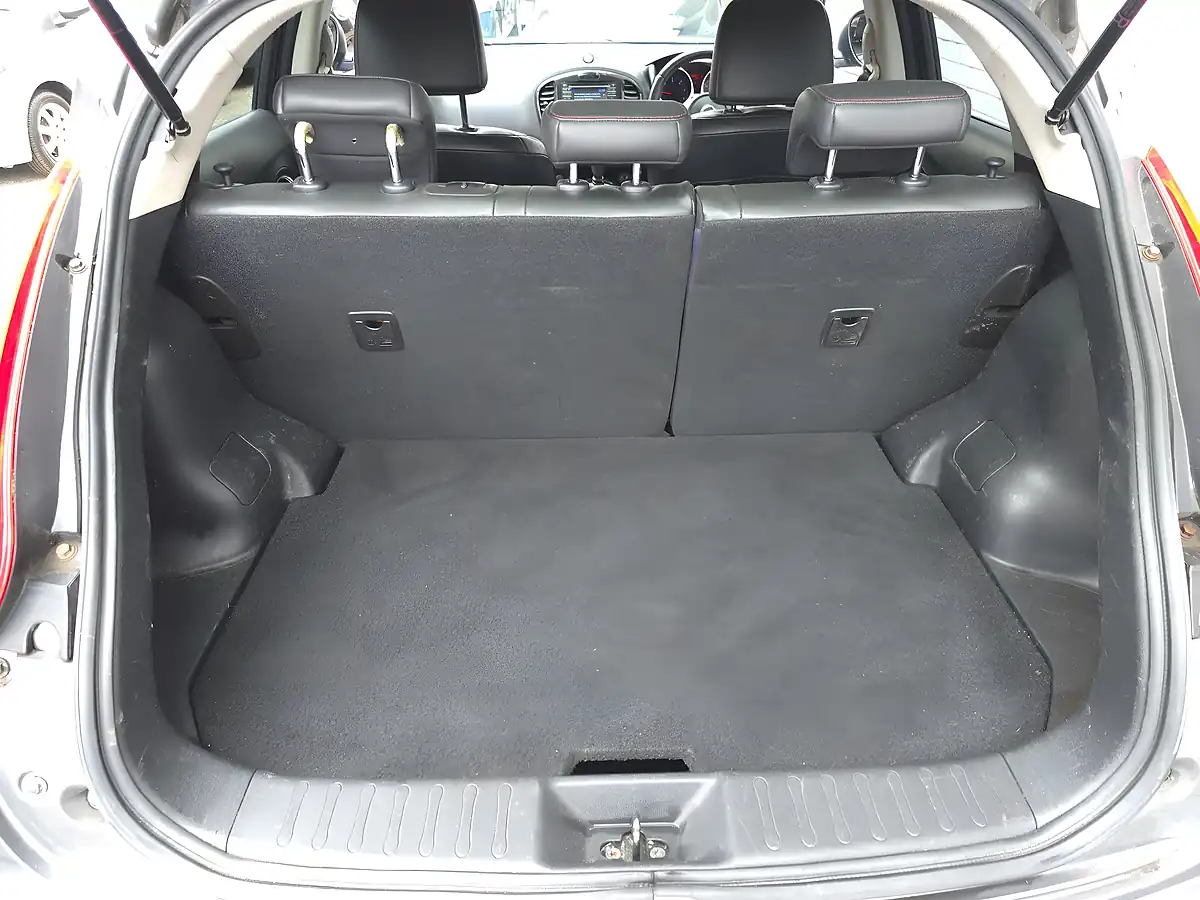 Used 2013 Nissan Juke Tekna Grey - Interior and Exterior details 13