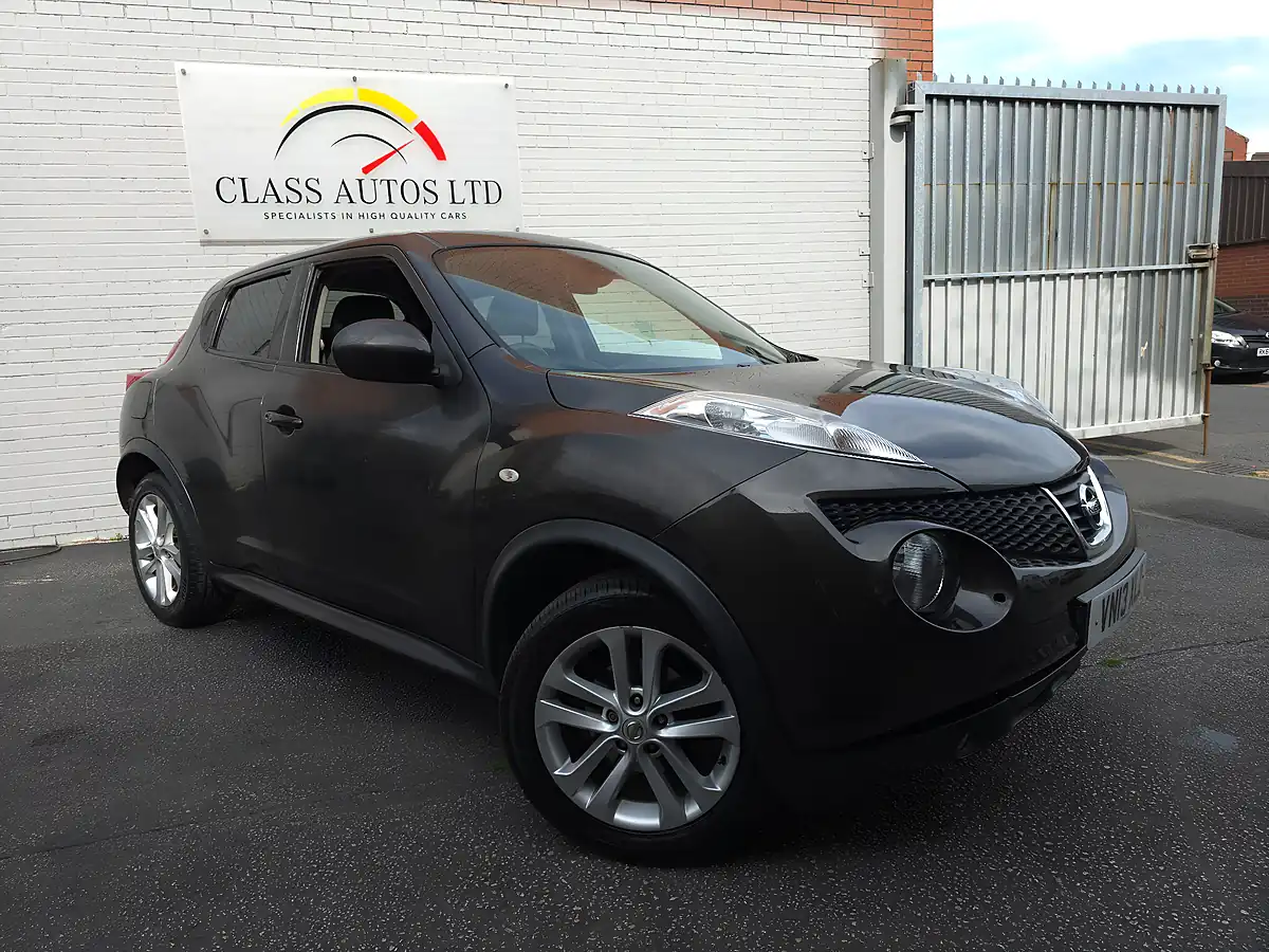 Used 2013 Nissan Juke Tekna Orange - Front View