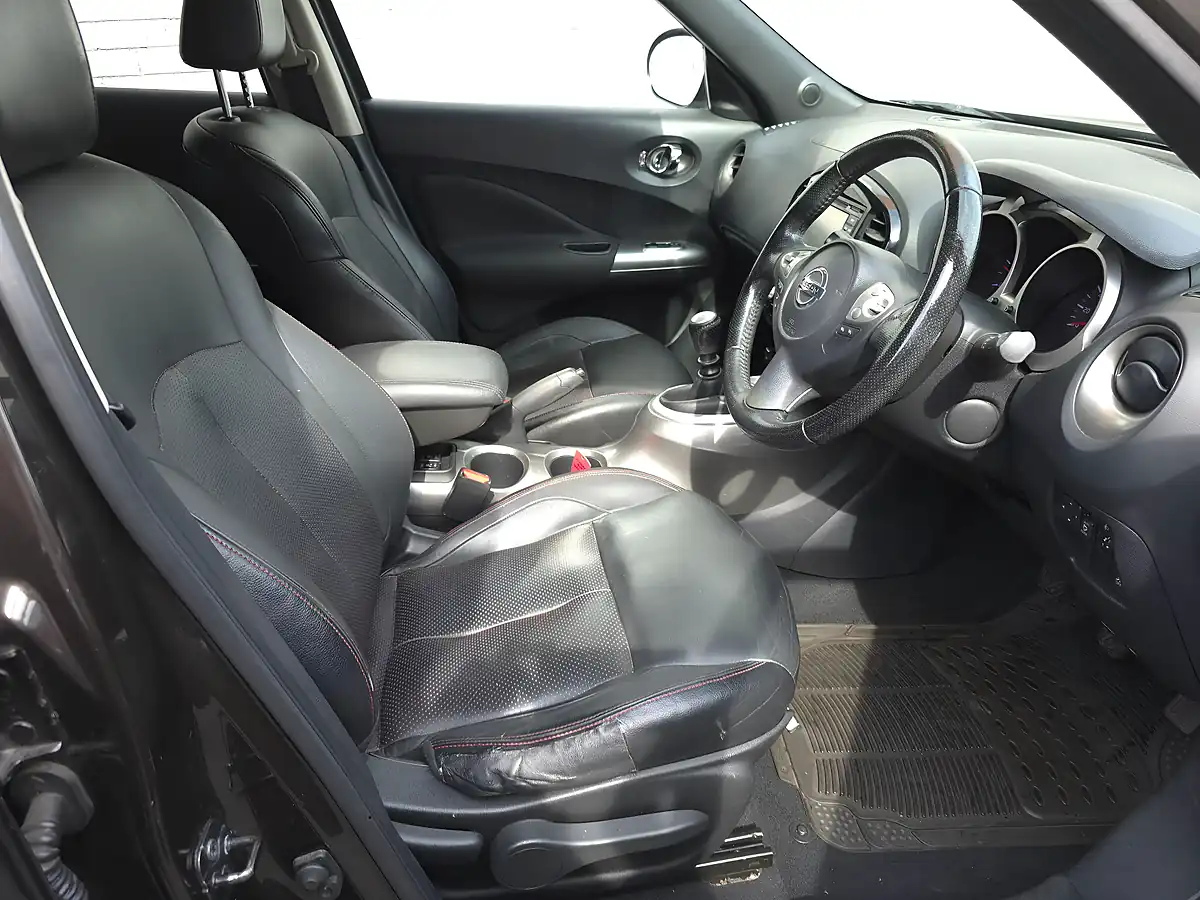 Used 2013 Nissan Juke Tekna Orange - Interior and Exterior details 17