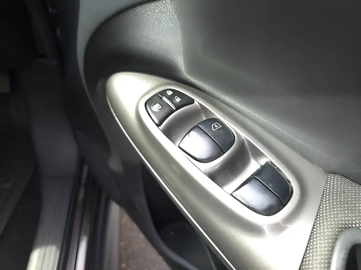 Used 2013 Nissan Juke Tekna Orange - Interior and Exterior details 18