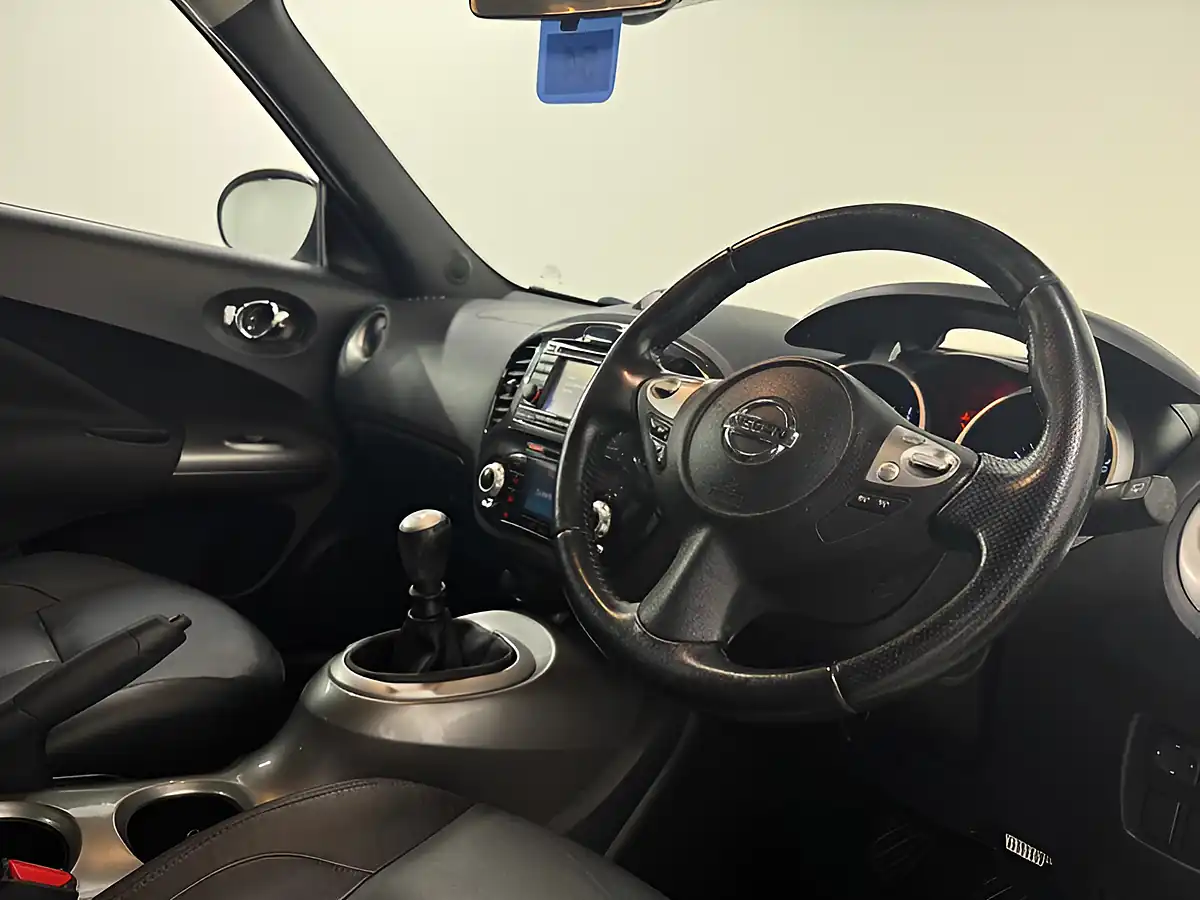 Used 2013 Nissan Juke Tekna White - Interior and Exterior details 11