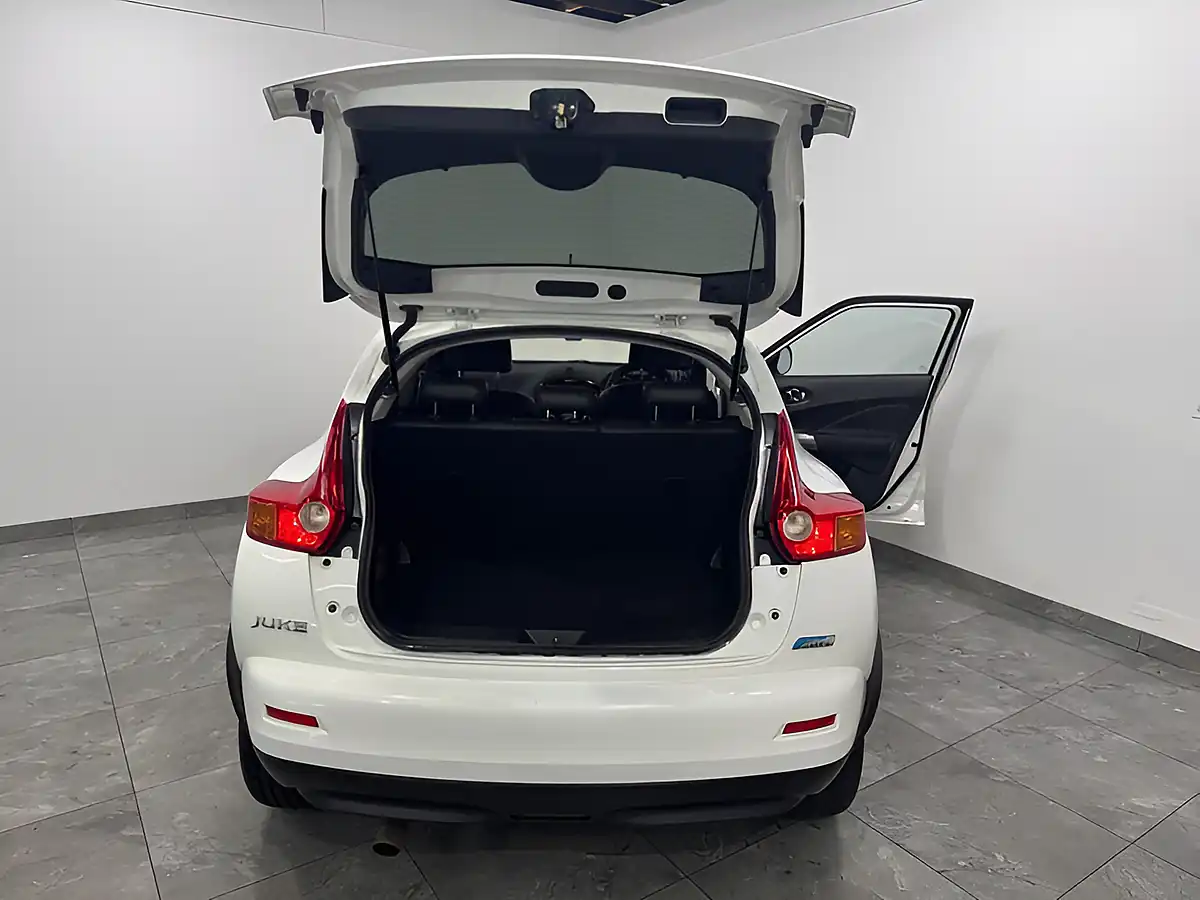 Used 2013 Nissan Juke Tekna White - Interior and Exterior details 14