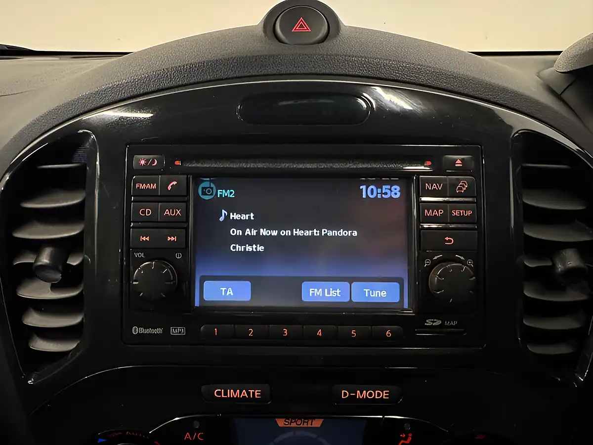 Used 2013 Nissan Juke Tekna White - Interior and Exterior details 16