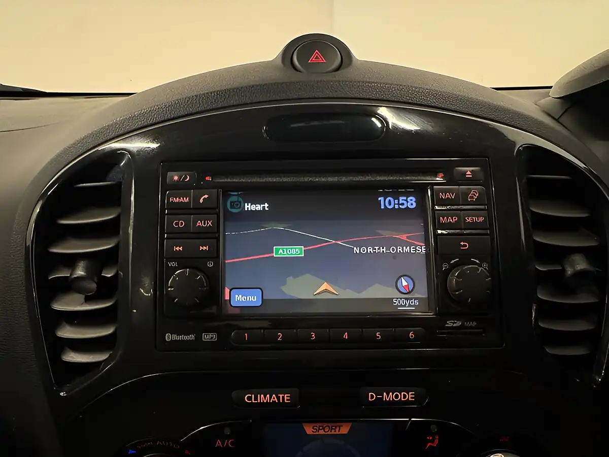 Used 2013 Nissan Juke Tekna White - Interior and Exterior details 17