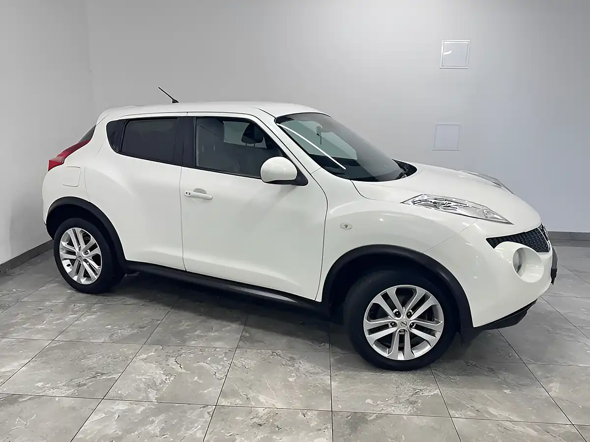 Used 2013 Nissan Juke Tekna White - Interior and Exterior details 2
