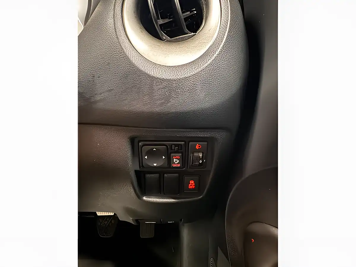 Used 2013 Nissan Juke Tekna White - Interior and Exterior details 20