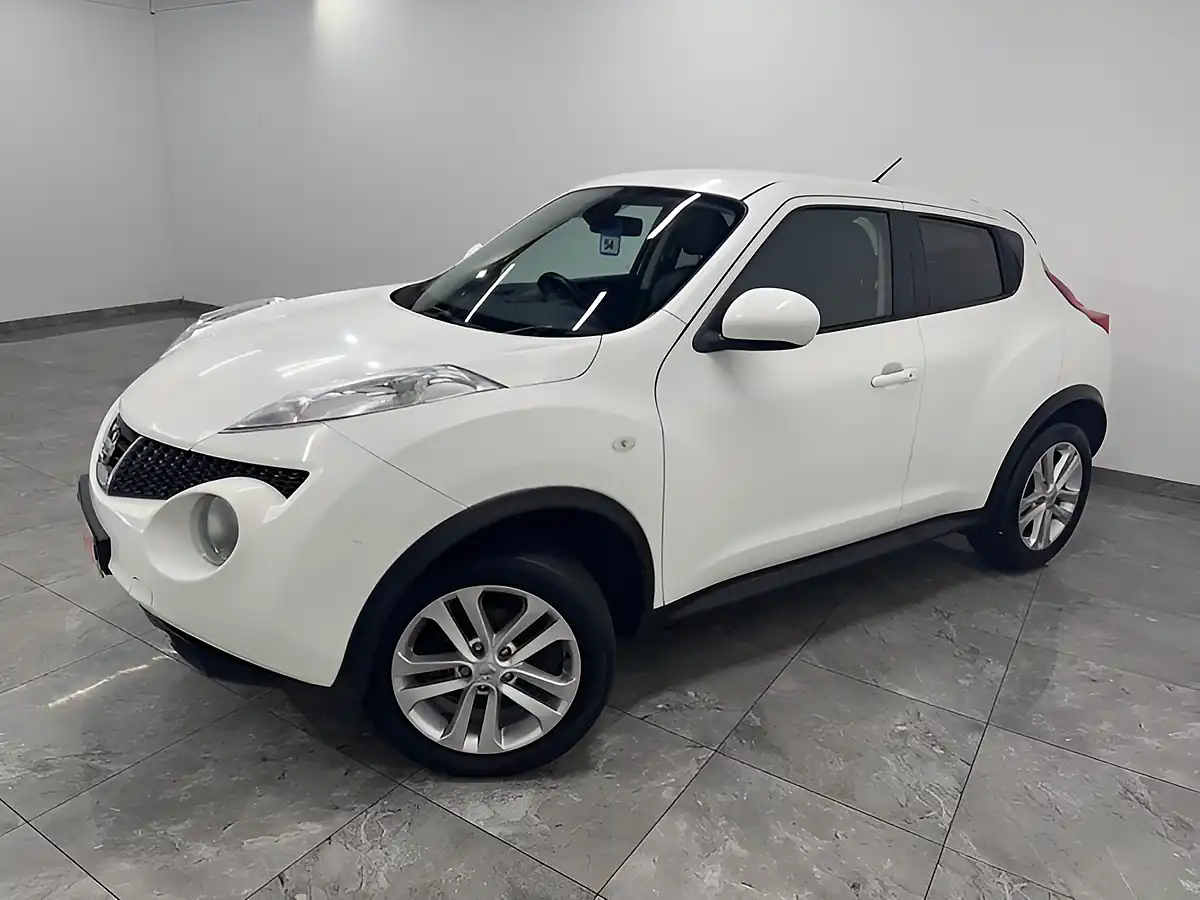 Used 2013 Nissan Juke Tekna White - Interior and Exterior details 4