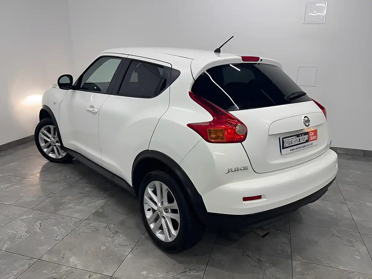 Used 2013 Nissan Juke Tekna White - Interior and Exterior details 5