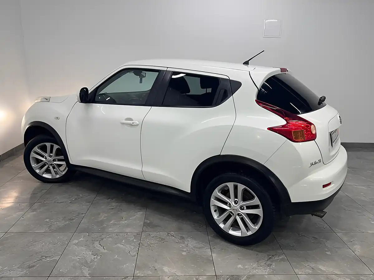Used 2013 Nissan Juke Tekna White - Interior and Exterior details 6