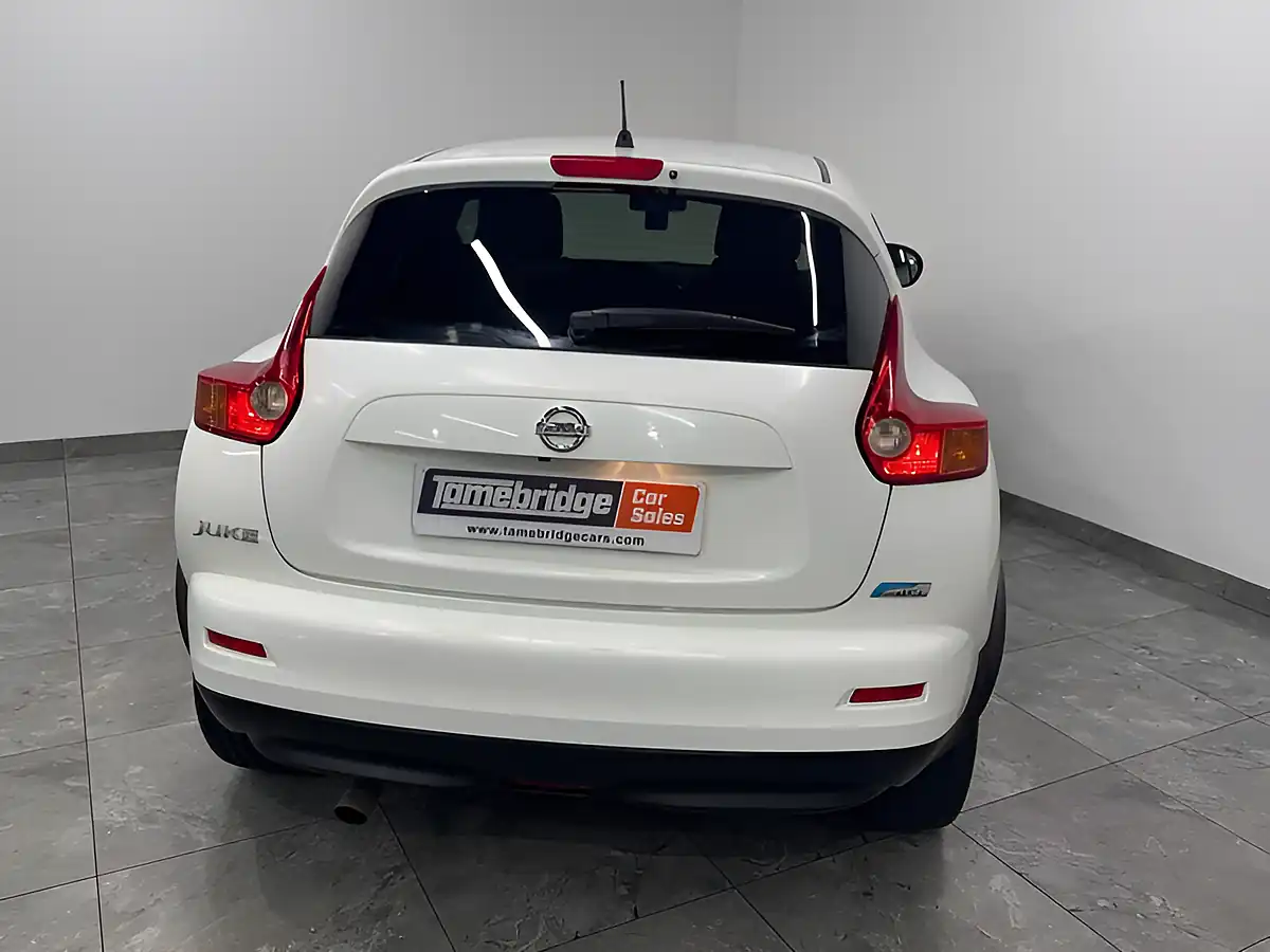 Used 2013 Nissan Juke Tekna White - Interior and Exterior details 7