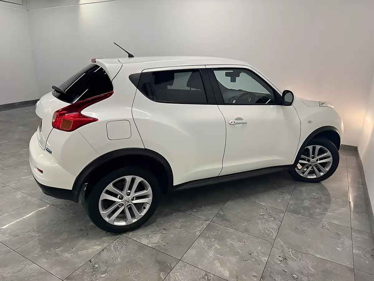 Used 2013 Nissan Juke Tekna White - Interior and Exterior details 8