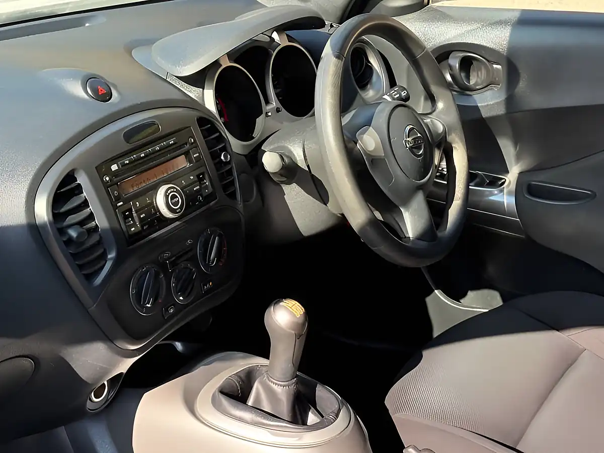 Used 2013 Nissan Juke Visia White - Interior and Exterior details 11