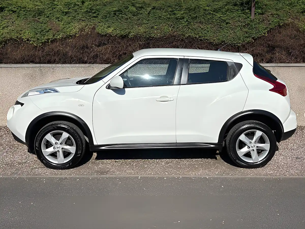 Used 2013 Nissan Juke Visia White - Interior and Exterior details 4